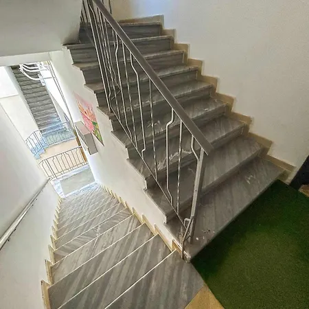 2 Bedroom 666 Apartment *