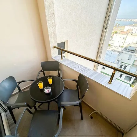 2 Bedroom 666 Apartment *